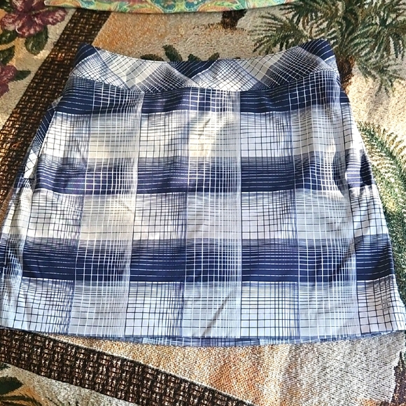 IZOD Golf SKORT White blue gray plaid pattern. Size 2 Beautiful Piece - Picture 1 of 12